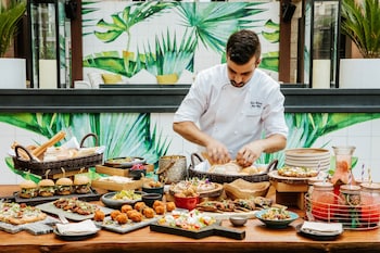 the ritz carlton dubai international financial centre