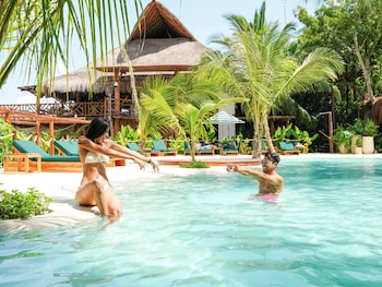 aura hotel baru