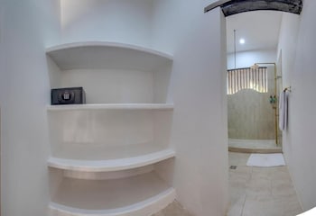 aura hotel baru