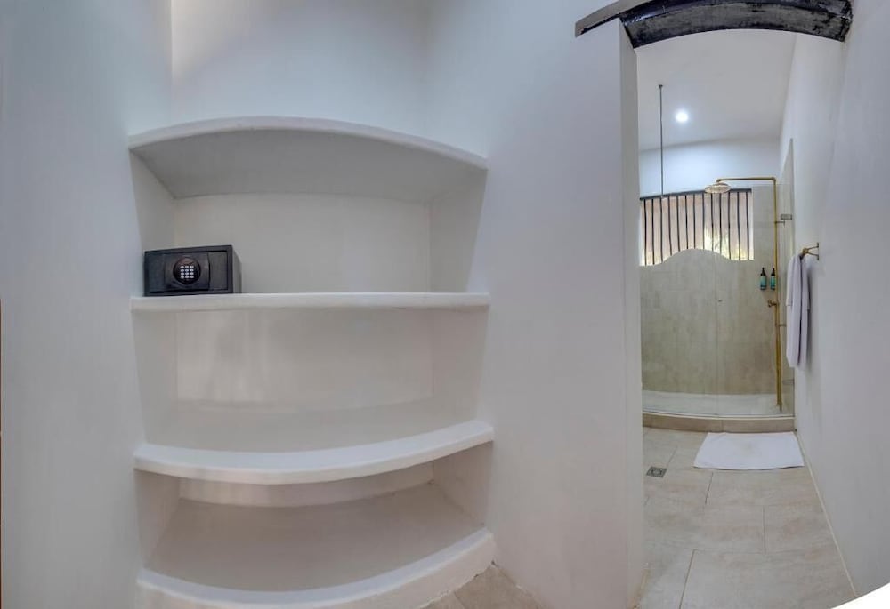 aura hotel baru