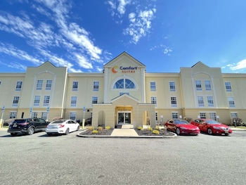 comfort suites east brunswick south river