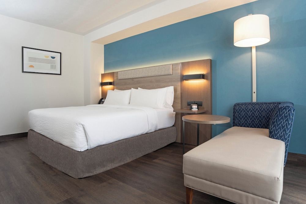 holiday inn express guadalajara expo