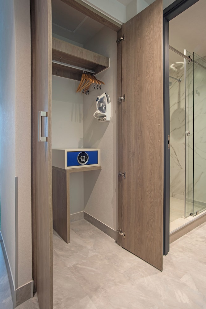 holiday inn express guadalajara expo