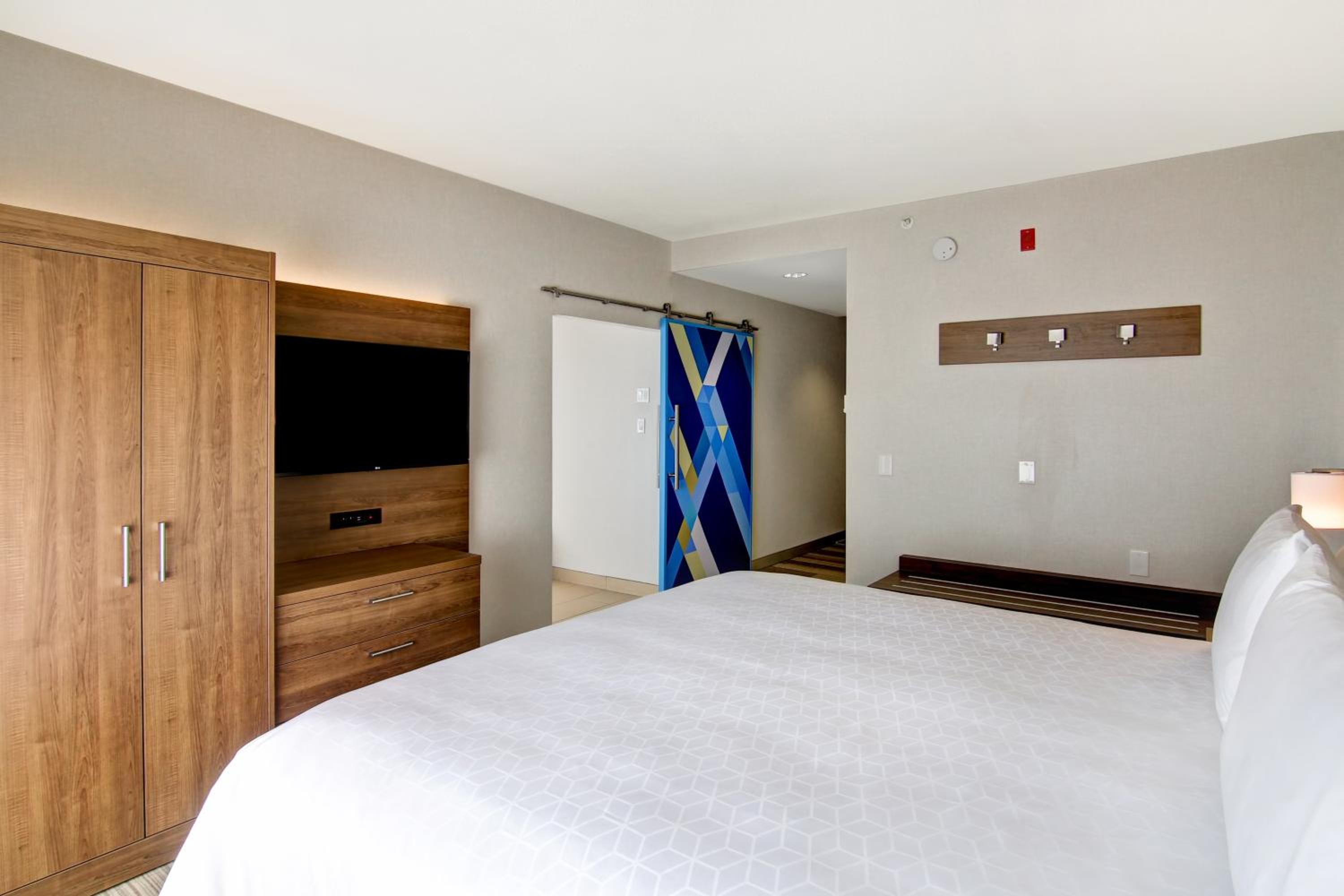 holiday inn express and suites toronto markham