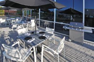 holiday inn express and suites toronto markham
