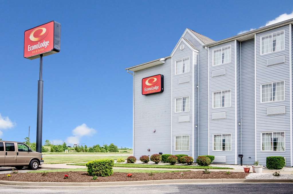 econo lodge inn and suites evansville