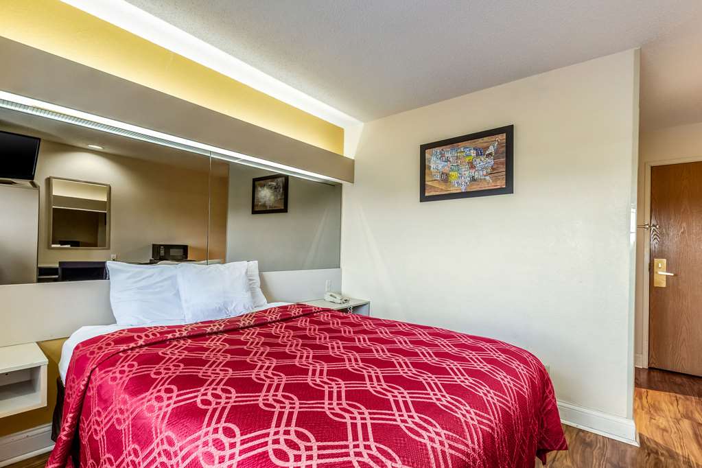 econo lodge inn and suites evansville