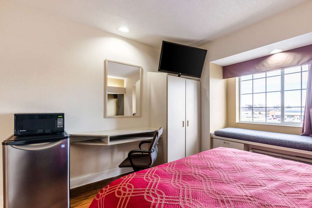 econo lodge inn and suites evansville