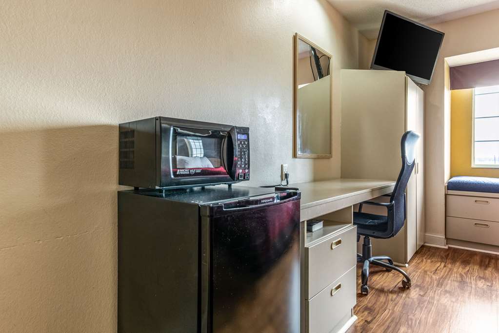 econo lodge inn and suites evansville