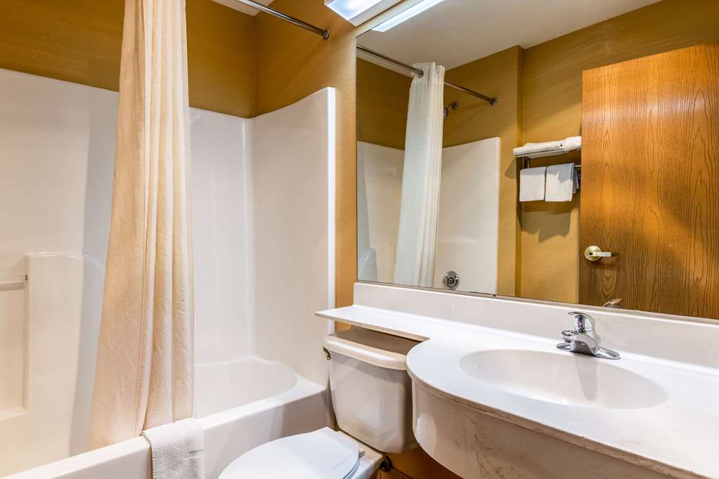 econo lodge inn and suites evansville