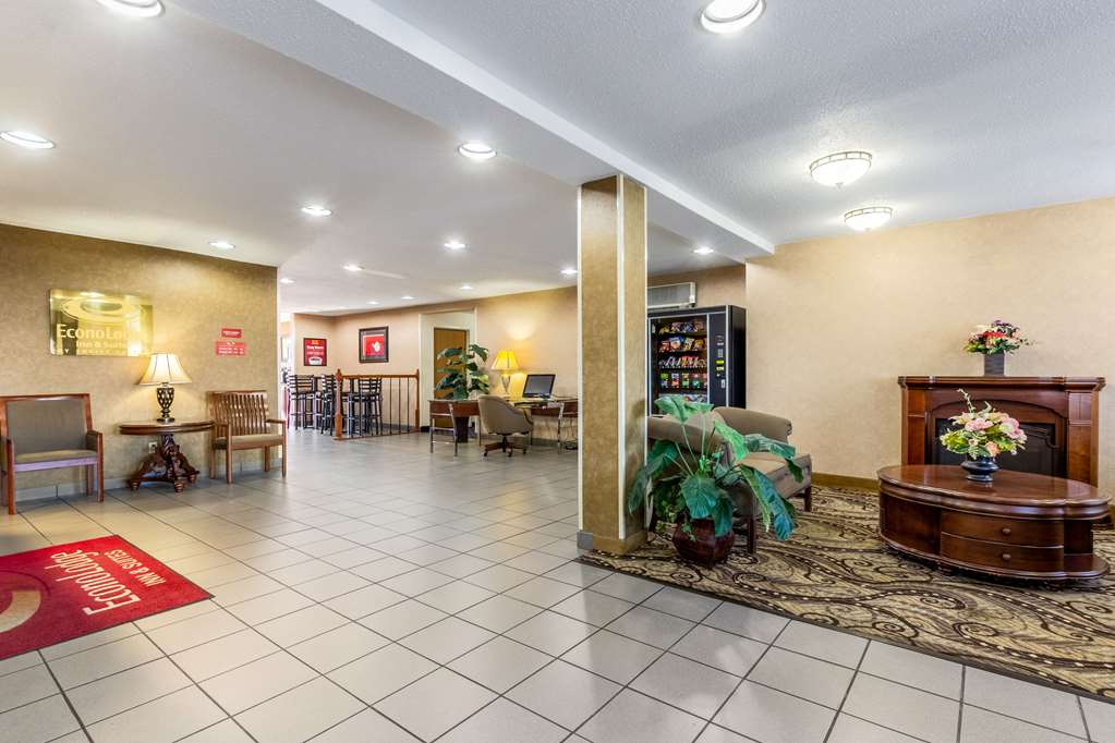 econo lodge inn and suites evansville