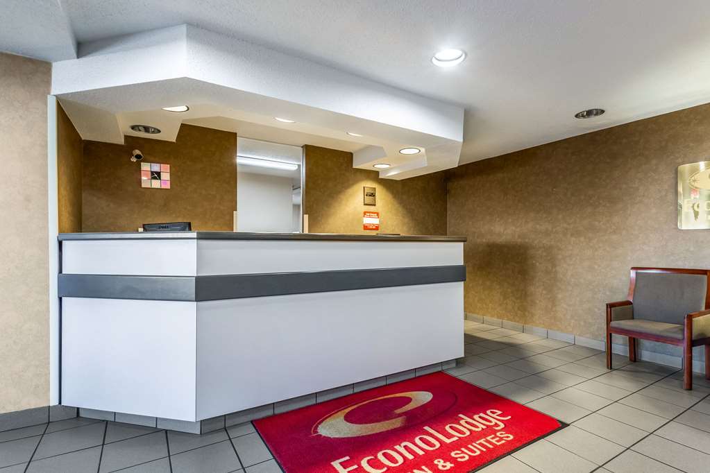 econo lodge inn and suites evansville