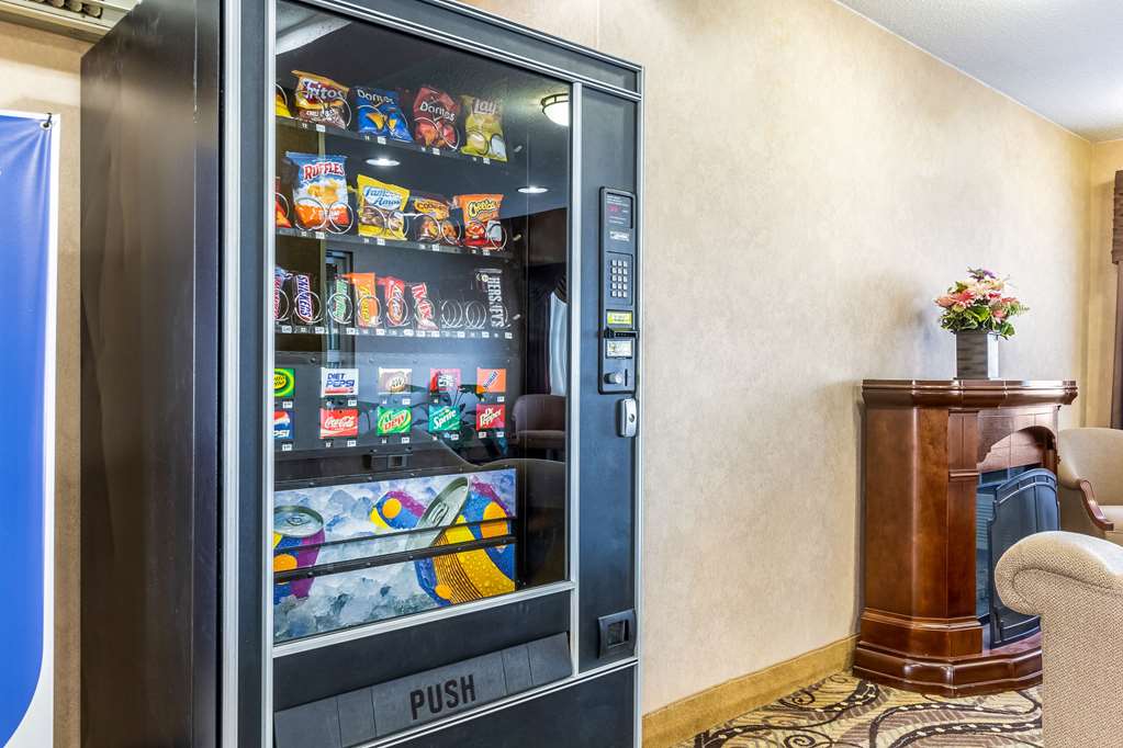 econo lodge inn and suites evansville