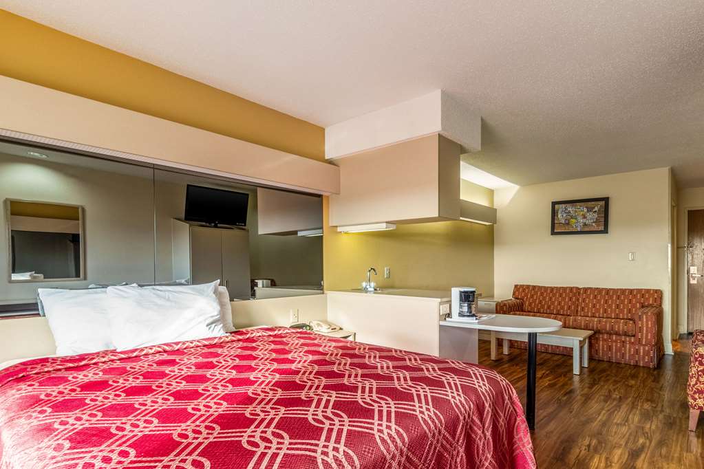 econo lodge inn and suites evansville
