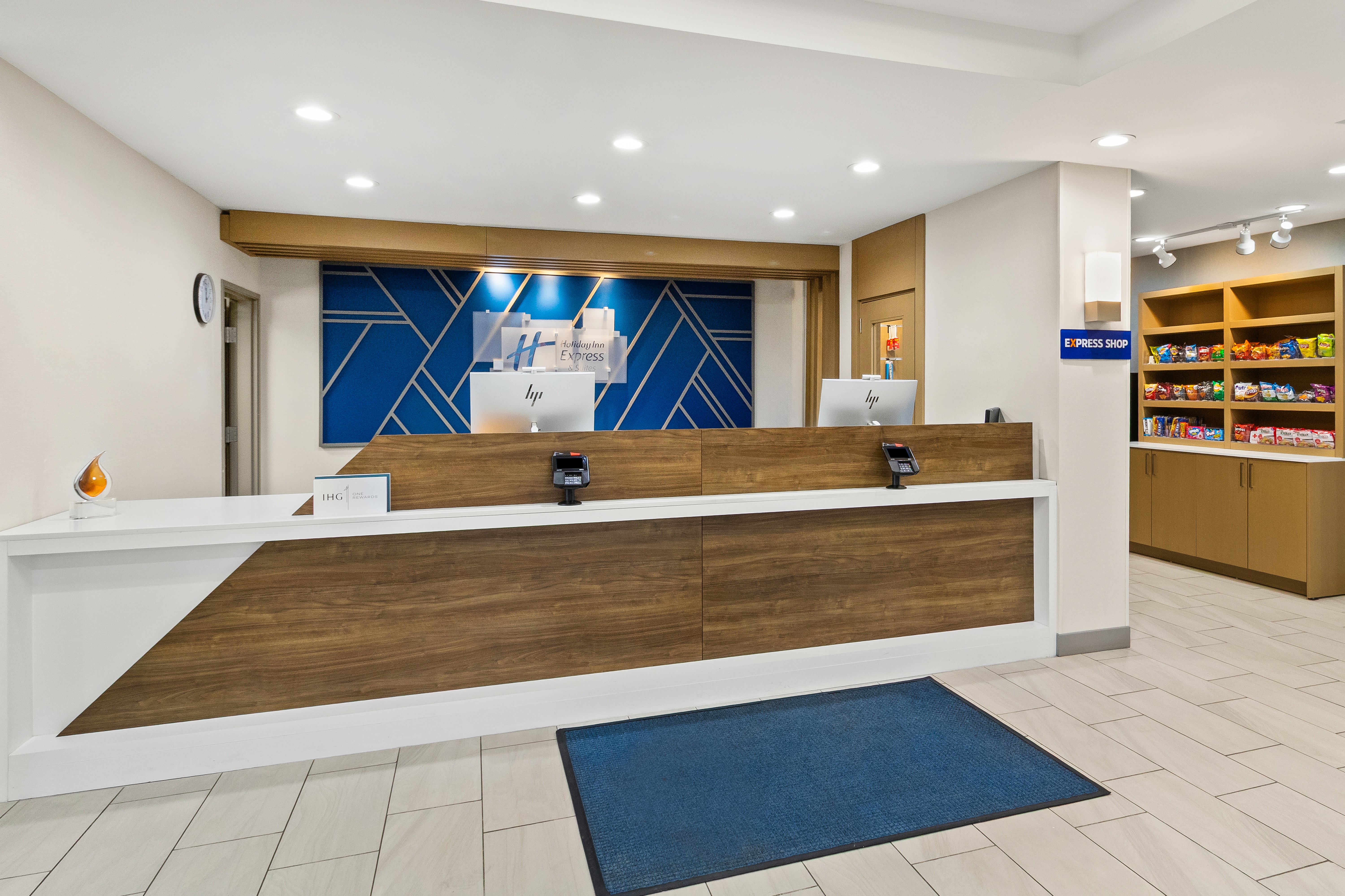 holiday inn express and suites fairmont by ihg