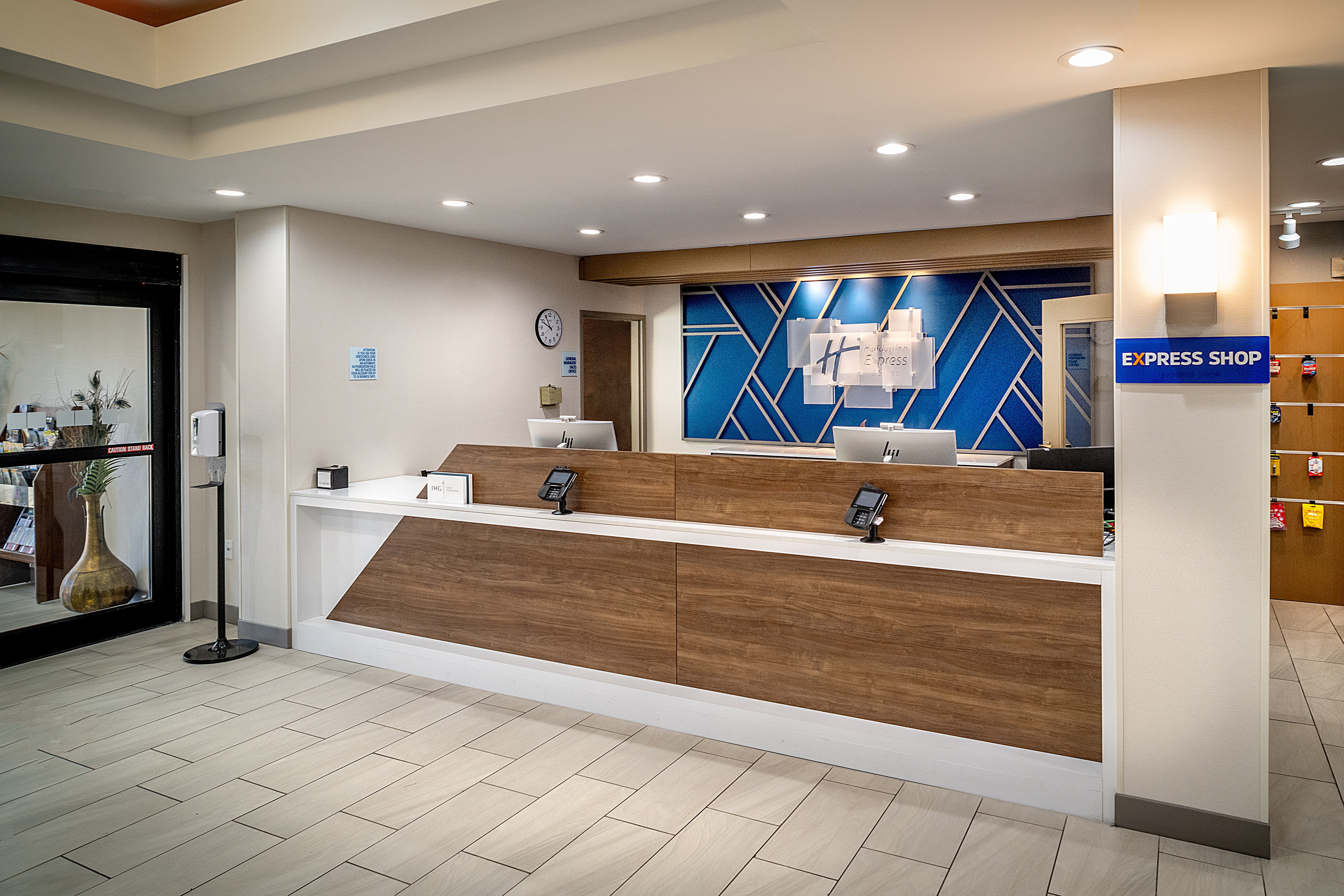 holiday inn express and suites fairmont by ihg