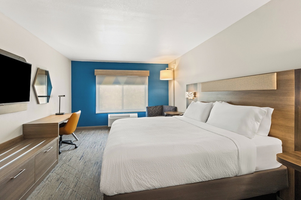 holiday inn express and suites fairmont by ihg