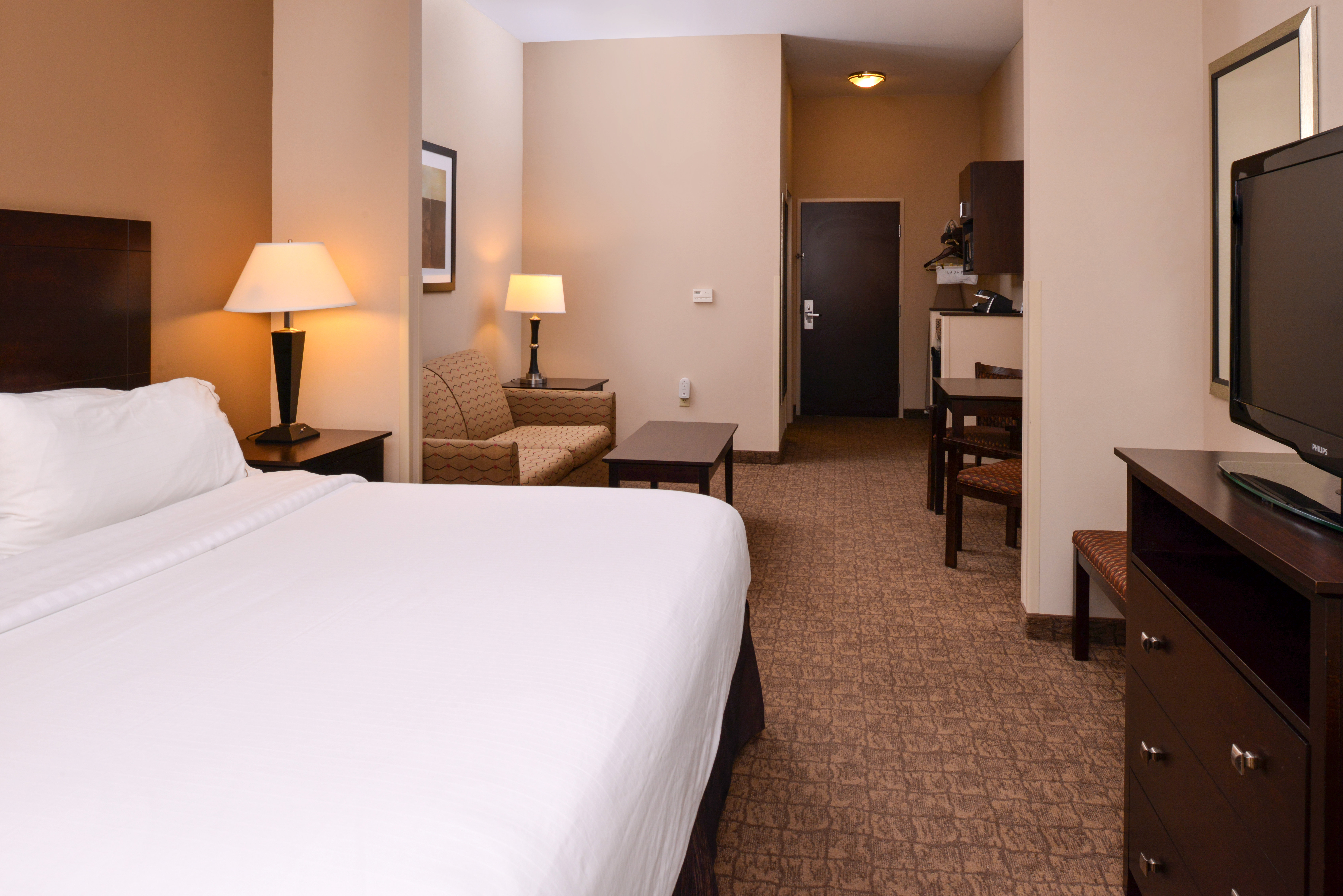 holiday inn express and suites fairmont by ihg