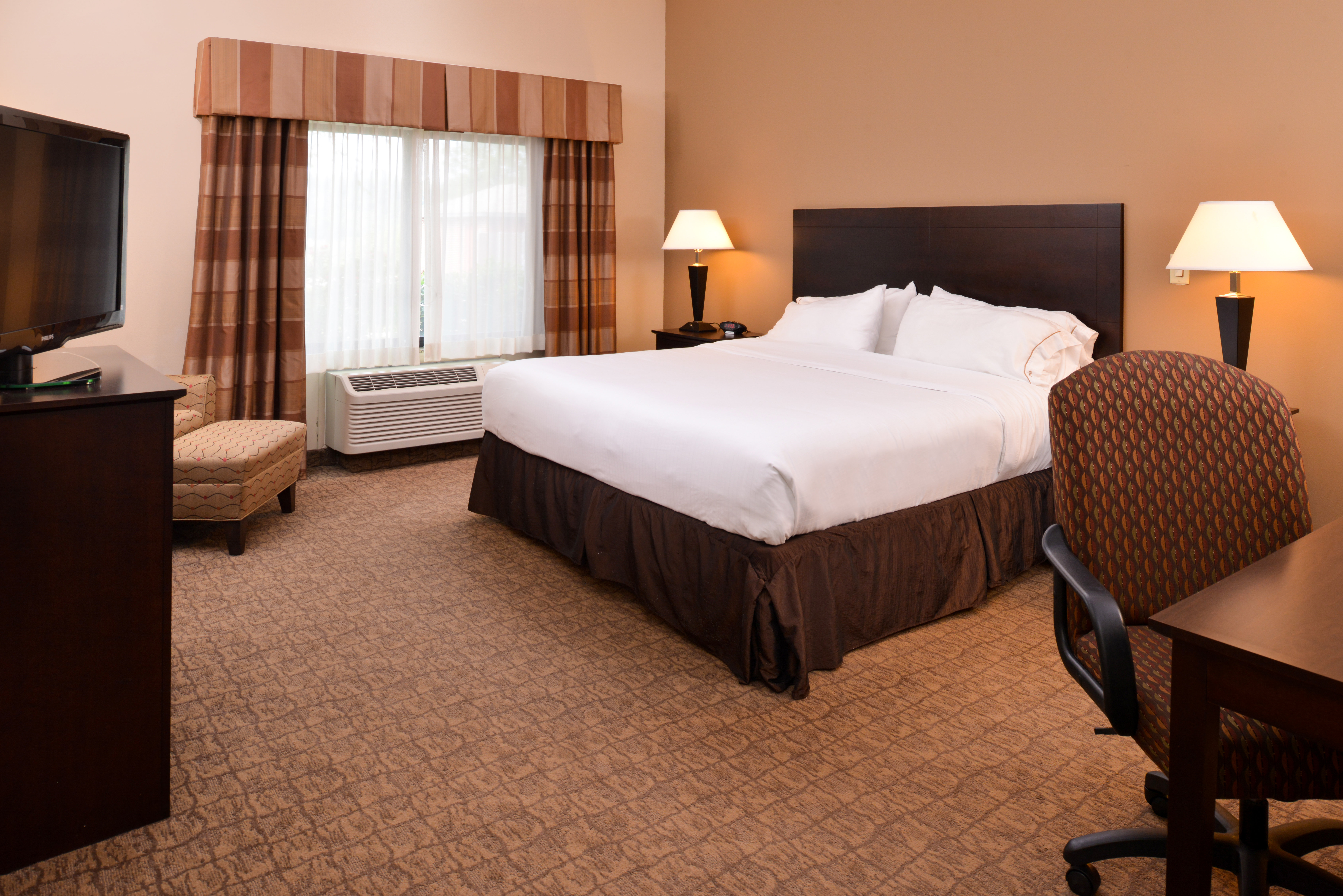 holiday inn express and suites fairmont by ihg
