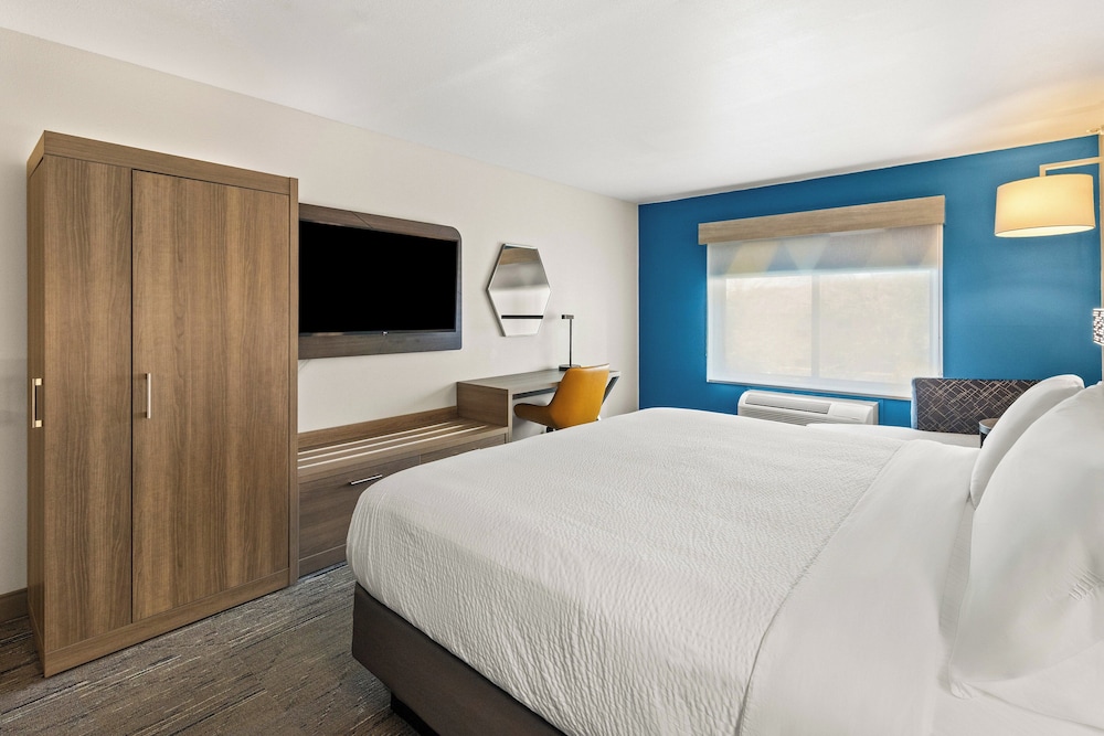 holiday inn express and suites fairmont by ihg