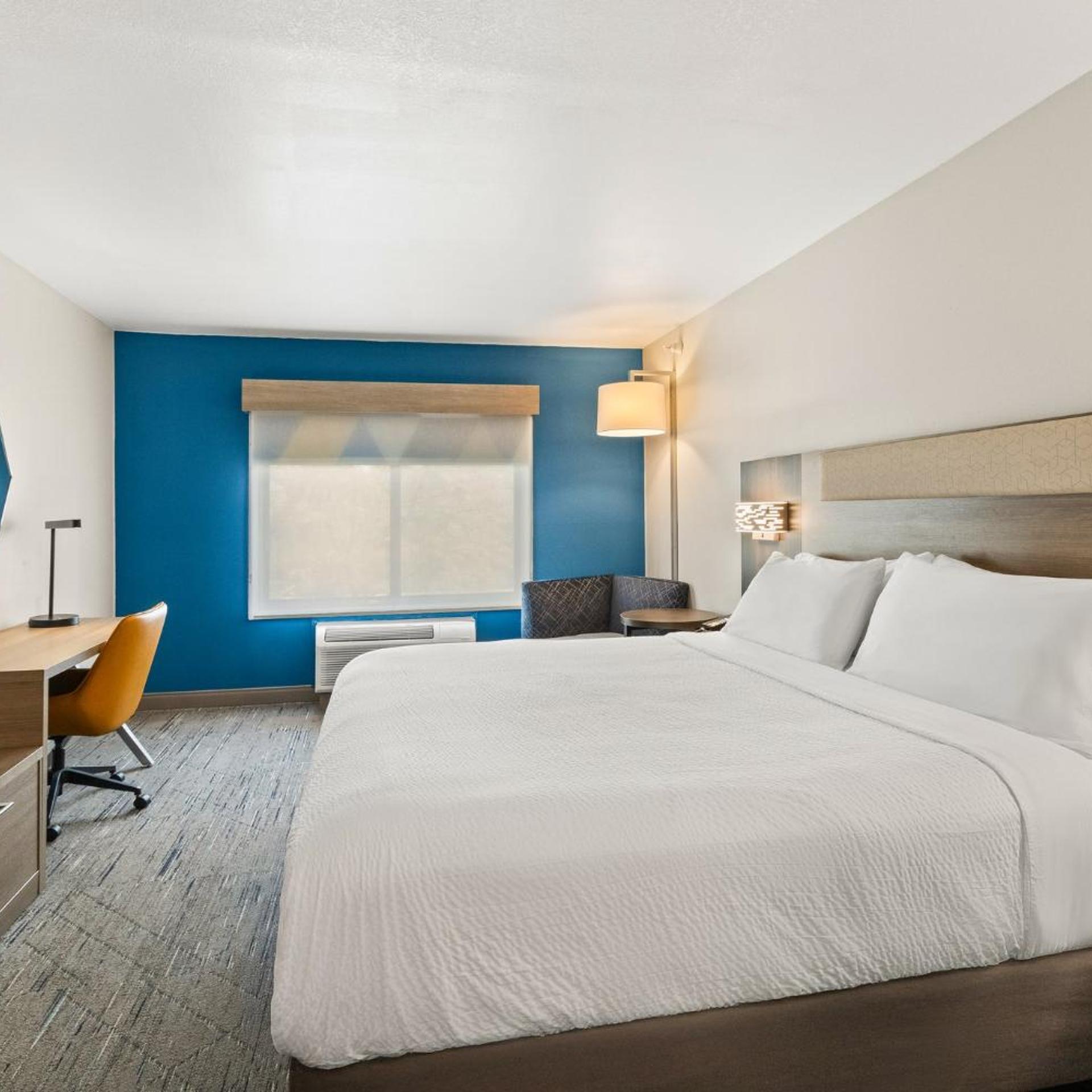 holiday inn express and suites fairmont by ihg