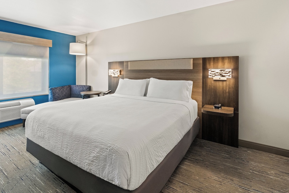 holiday inn express and suites fairmont by ihg