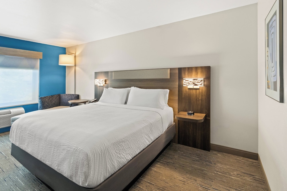 holiday inn express and suites fairmont by ihg