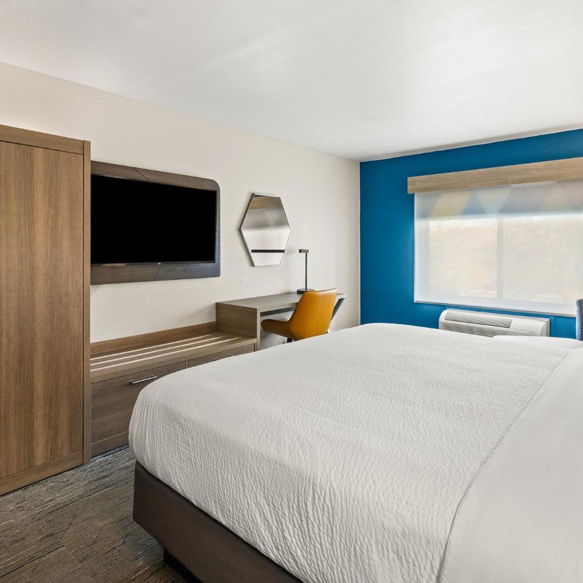 holiday inn express and suites fairmont by ihg