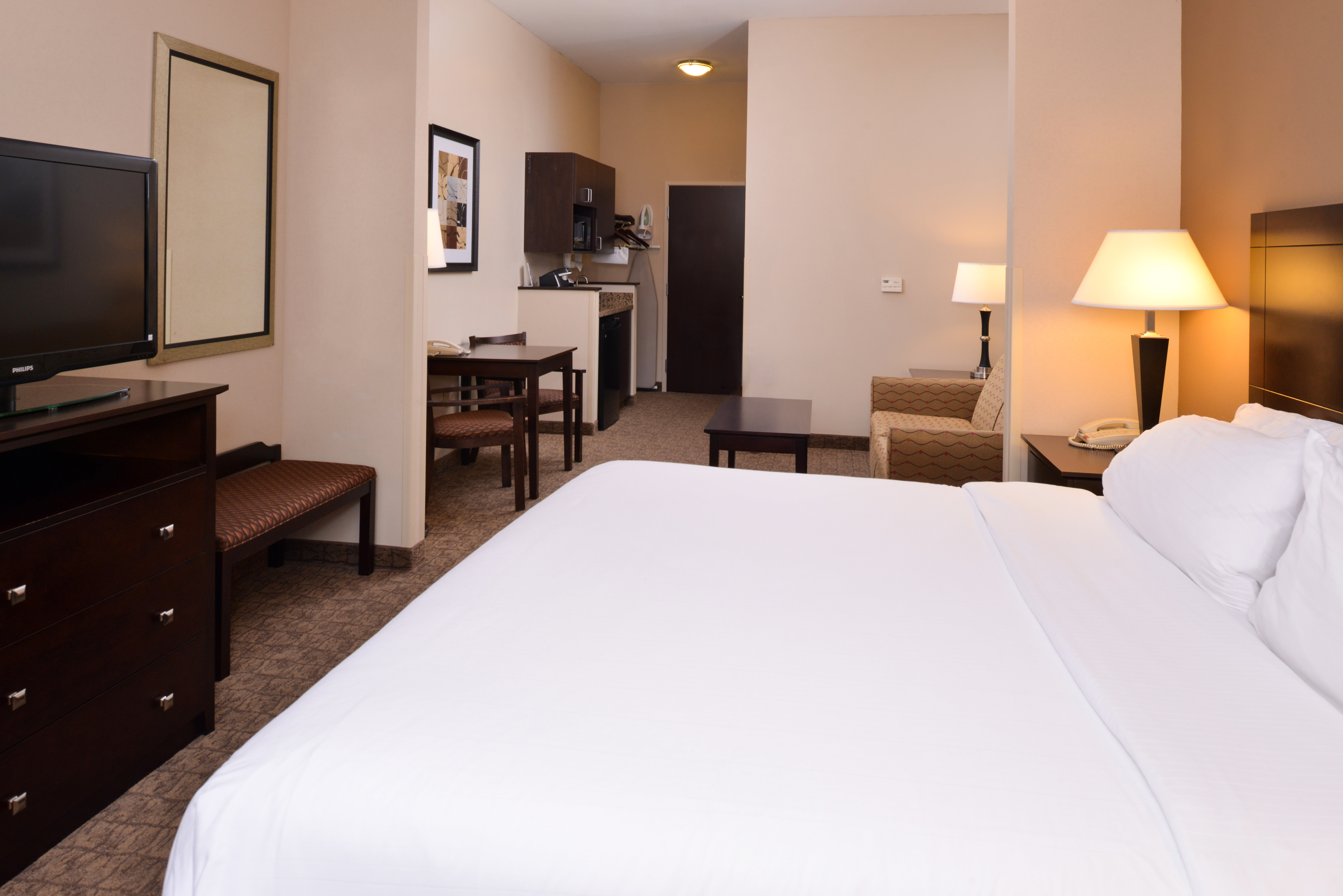 holiday inn express and suites fairmont by ihg
