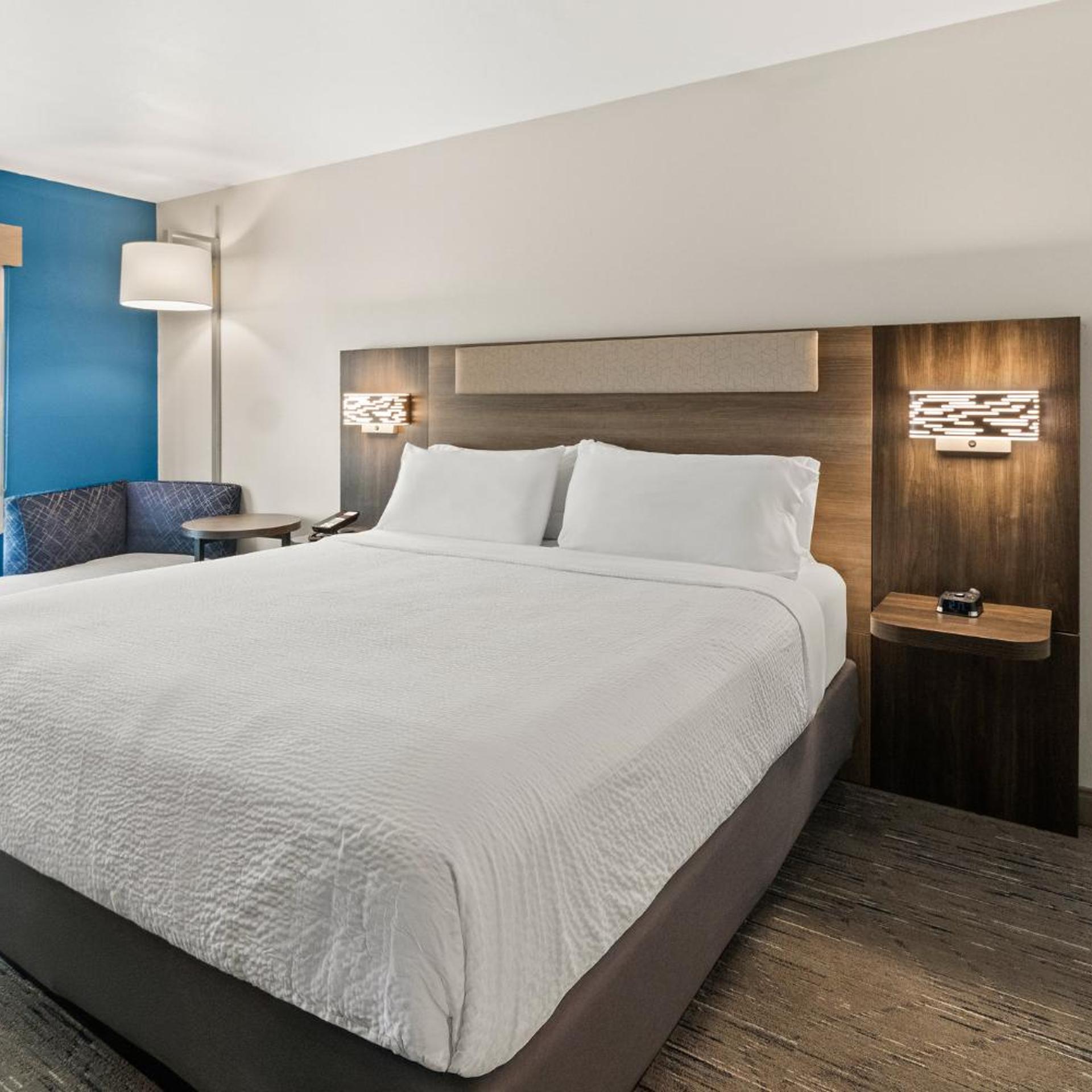 holiday inn express and suites fairmont by ihg