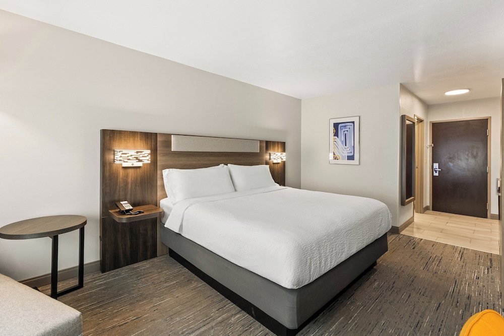 holiday inn express and suites fairmont by ihg