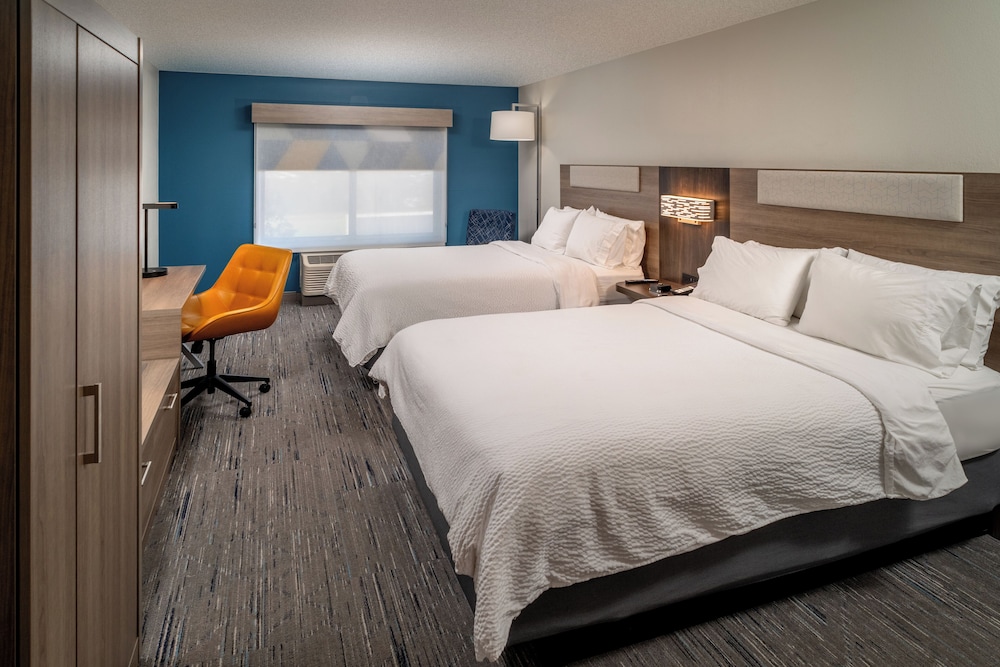 holiday inn express and suites fairmont by ihg