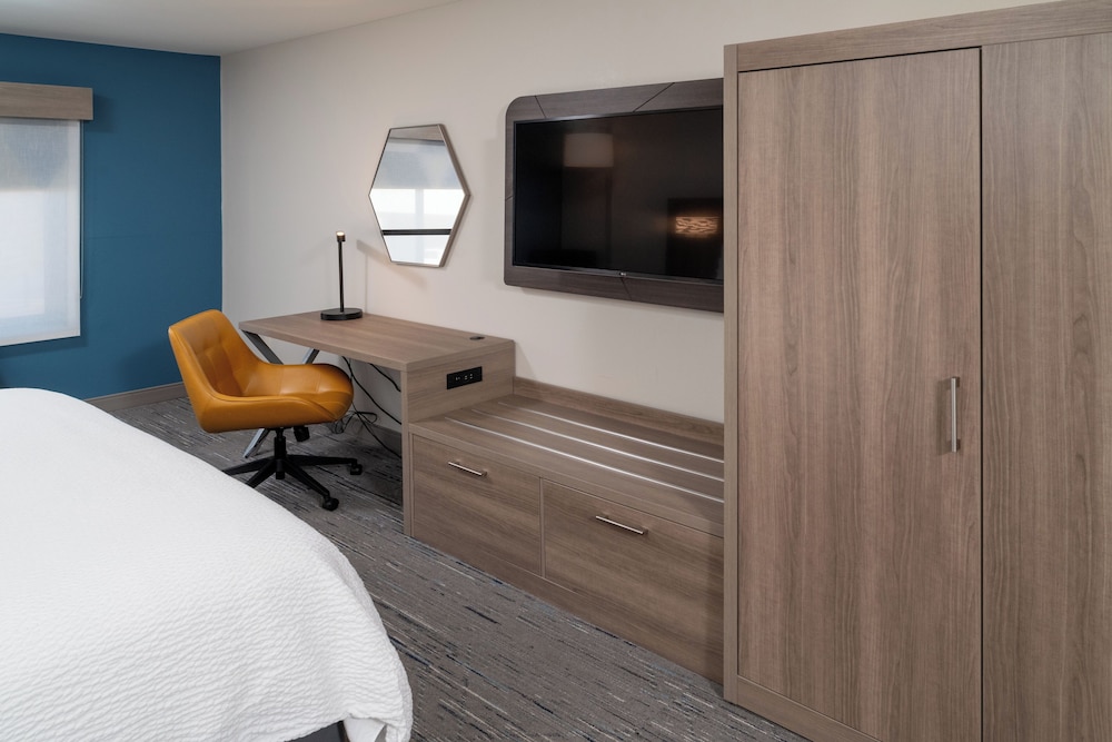 holiday inn express and suites fairmont by ihg