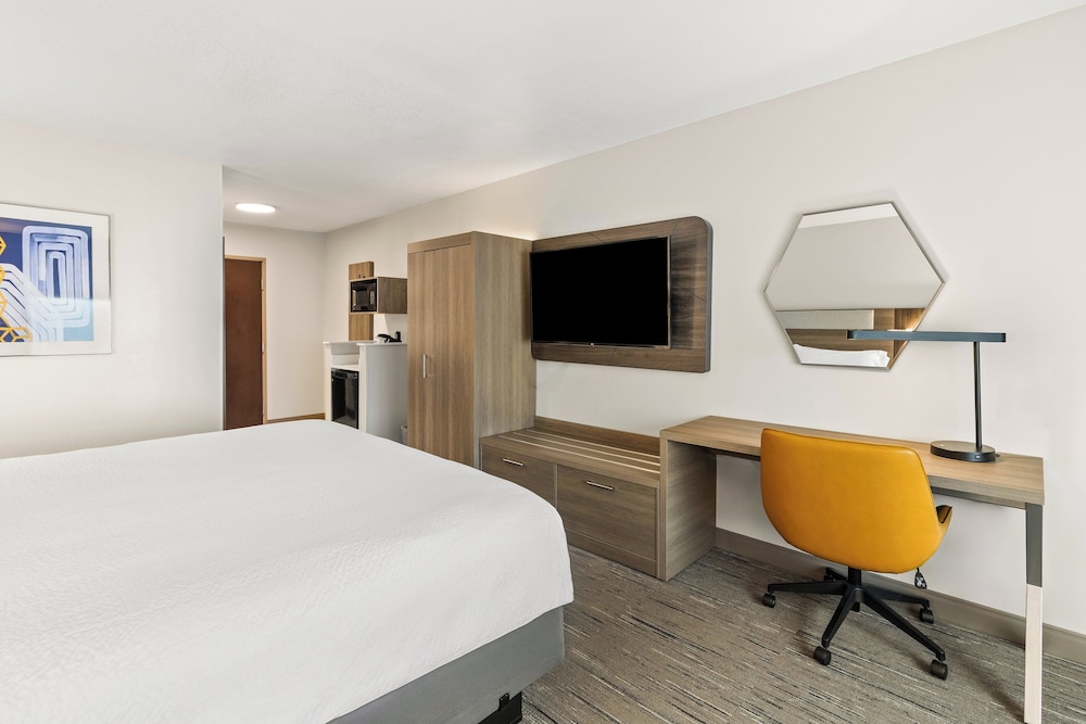 holiday inn express and suites fairmont by ihg