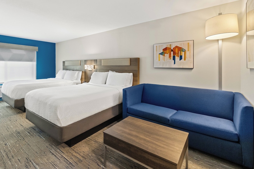 holiday inn express and suites fairmont by ihg
