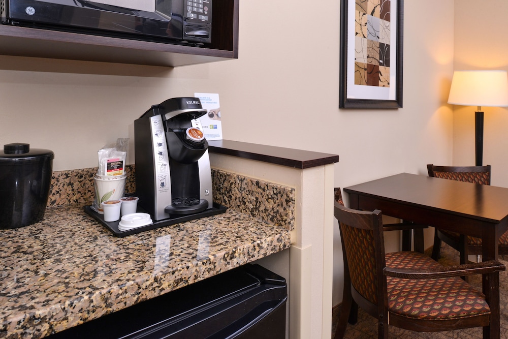 holiday inn express and suites fairmont by ihg