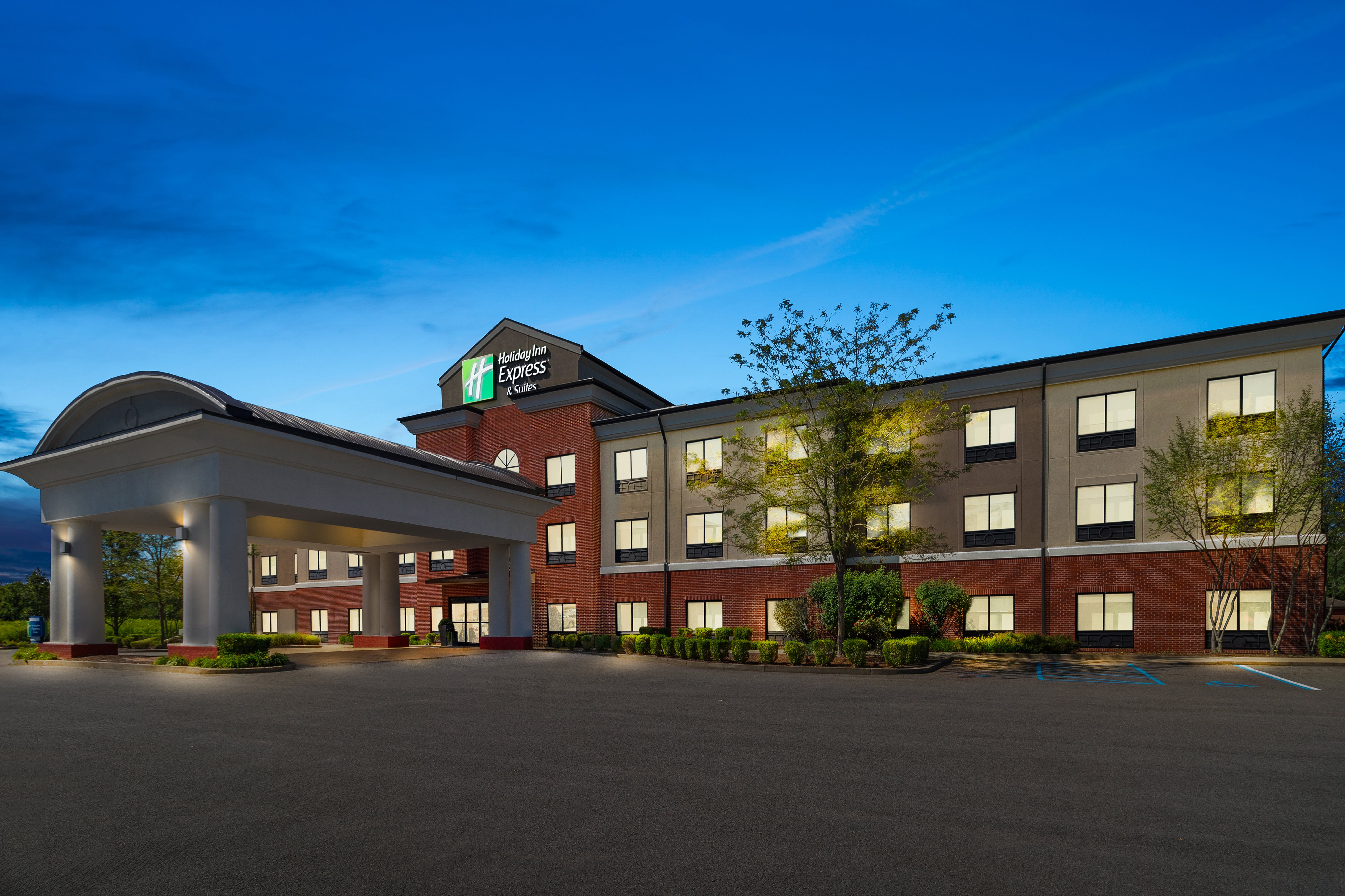 holiday inn express and suites fairmont by ihg