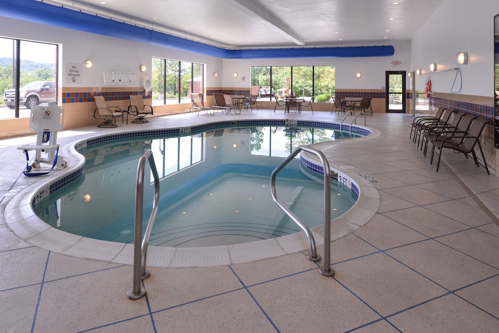 holiday inn express and suites fairmont by ihg