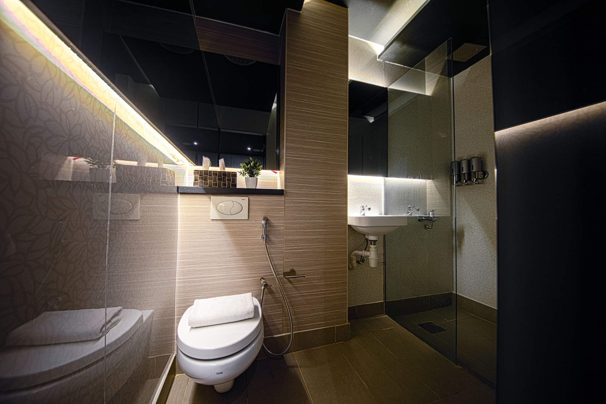 cube boutique capsule hotel chinatown