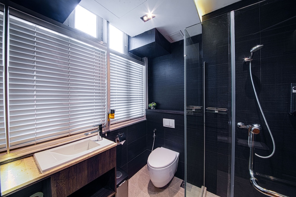 cube boutique capsule hotel chinatown