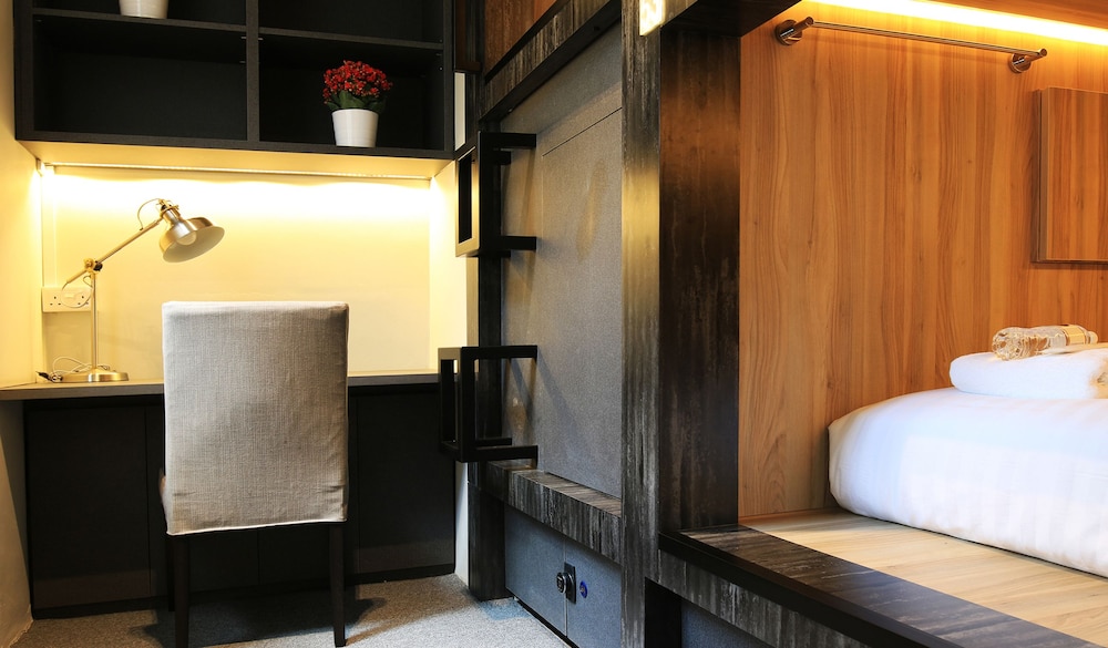 cube boutique capsule hotel chinatown