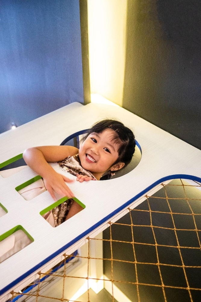 cube boutique capsule hotel chinatown