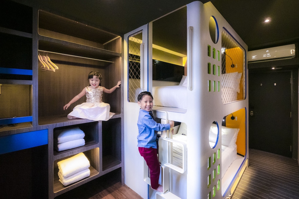 cube boutique capsule hotel chinatown