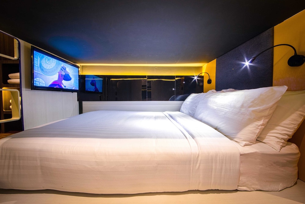 cube boutique capsule hotel chinatown