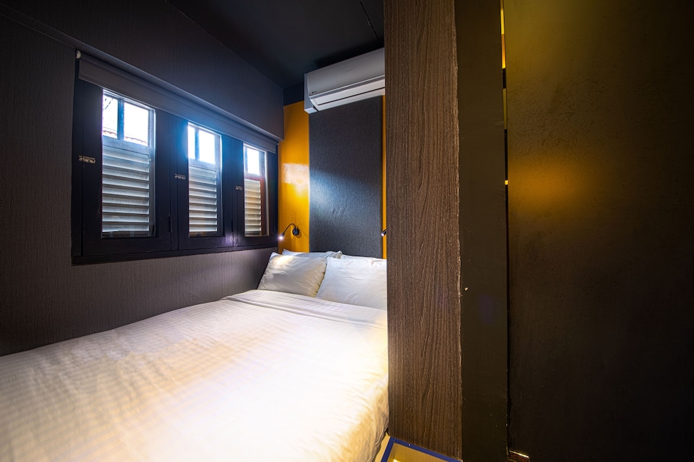 cube boutique capsule hotel chinatown