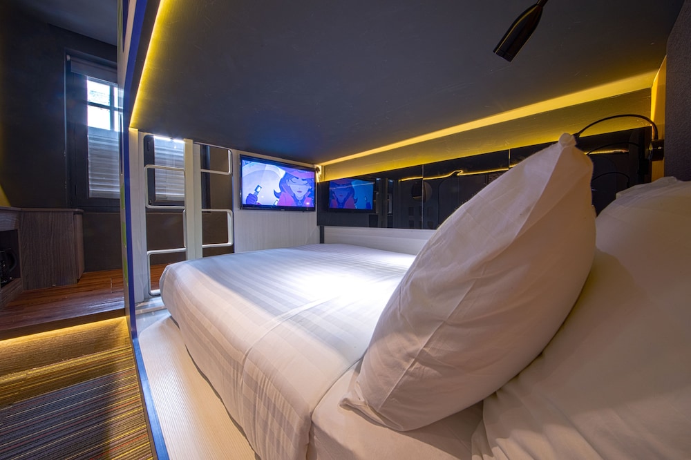 cube boutique capsule hotel chinatown