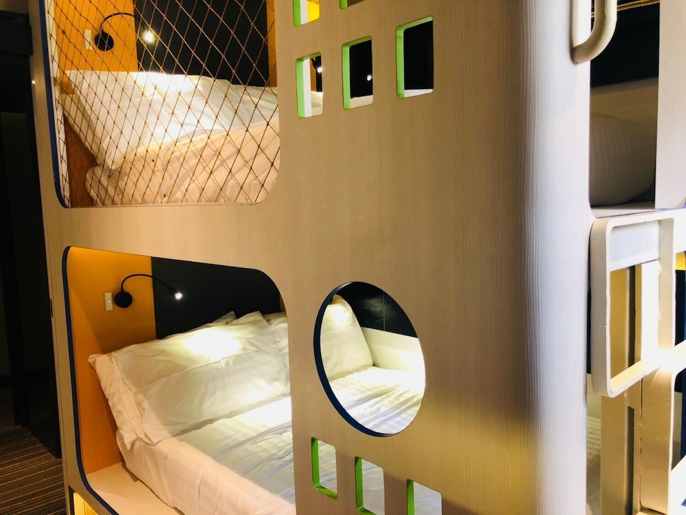 cube boutique capsule hotel chinatown