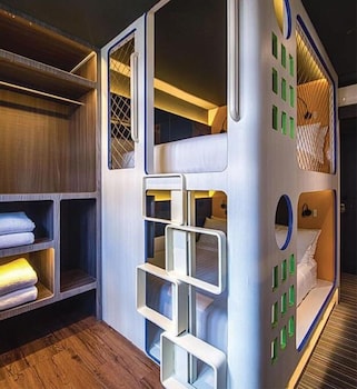 cube boutique capsule hotel chinatown