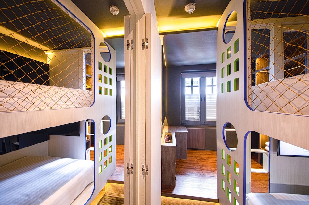 cube boutique capsule hotel chinatown
