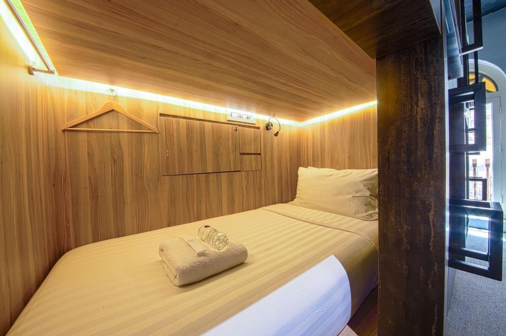 cube boutique capsule hotel chinatown